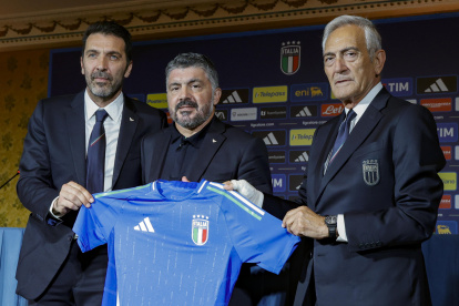 Gattuso (c), junto a a Gianluigi Buffon y Gabriele Gravina, de la Federación Italiana de Fútbol, durante su presentación.