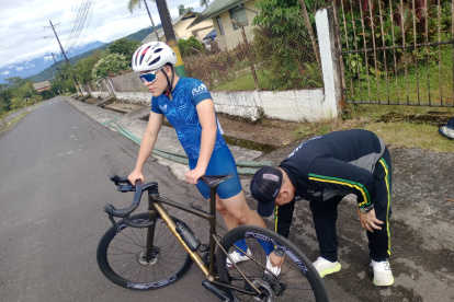 Ciclismo. Mateo, junto con su papá Richard Cueva (derecha) se preparaba para cumplir con una de las pruebas de triatlón en el Oriente.