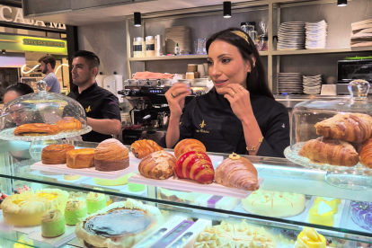 Nicole Pastry Arts:Nicole Suárez fusiona técnica europea con ingredientes locales en creaciones llenas de sabor.