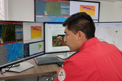 Bomberos de latacunga en sala de monitoreo de alerta temprana.
