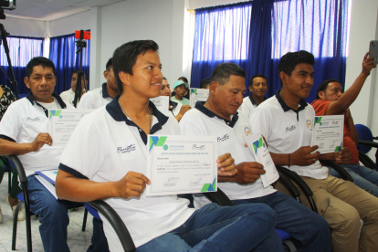 Los nuevos técnicos reciben su diploma en medio del evento de graduación.