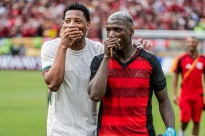 Gonzalo Plata (i) junto a Moisés Caicedo. Se reencontraron en el Mundial de Clubes.
