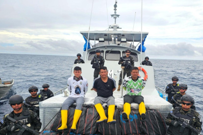 La primera embarcación fue localizada a 980 millas náuticas al suroeste de la Bocana El Cordoncillo con tres ecuatorianos.