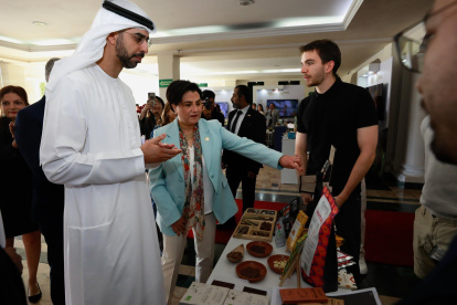 La canciller de Ecuador,  Gabriela Sommerfeld, muestra los productos ecuatorianos a Omar Sultan Al Olama, ministro de Estado para Inteligencia Artificia, de Emiratos.