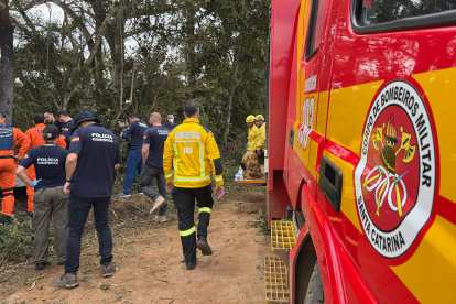 Santa Catarina (Brazil), 21/06/2025.- A handout photo made available by the Santa Catarina Fire Department showing firefighters and members of the Forensic Police at the site where a hot air balloon with 21 people on board crashed, in Santa Catarina, Brazil, 21 June 2025. Eight people died after the hot air balloon they were traveling in crashed. Thirteen other passengers were transported to nearby hospitals. (Brasil) EFE/EPA/Santa Catarina Fire Department HANDOUT ONLY AVAILABLE TO ILLUSTRATE THE ACCOMPANYING NEWS (MANDATORY CREDIT)HANDOUT EDITORIAL USE ONLY/NO SALES