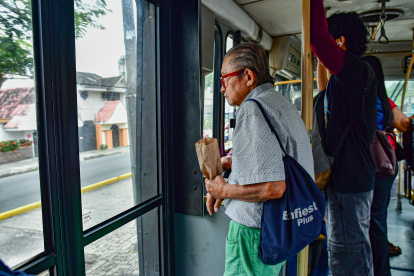 El transporte público representa un reto para los adultos mayores.