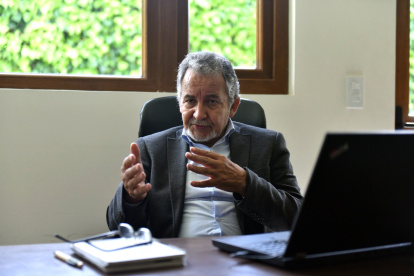 Buitrón tiene más de 40 años de experiencia en el sector eléctrico. Fue parte del ex Instituto Ecuatoriano de Electrificación (Inecel).