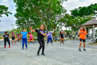 Ciudadanía aprovecha los parques para aprender y practicar Zumba.
