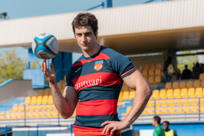 Agustín Della Corte da vida a Roque Pérez, el rugbier disciplinado y carismático de Olympo. En cada escena, su pasado deportivo real se refleja con naturalidad.