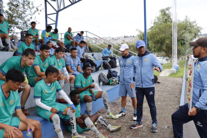 Dirección. Juan, de 56 años (c), junto a parte del cuerpo técnico netamente nacional con los que lleva a Espoli