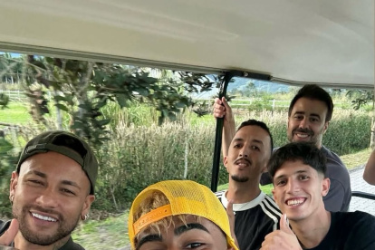 Lamine (c) conoció a Neymar (i) a quien señaló abiertamente como su referente.