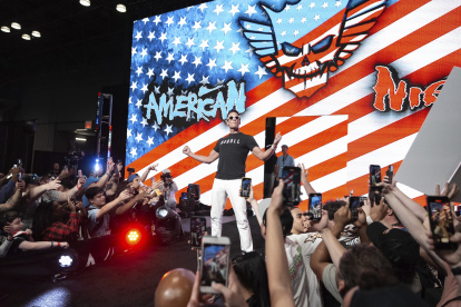 Tom Brady a su salida al escenario del Fanatics Fest al puro estilo WWE.
