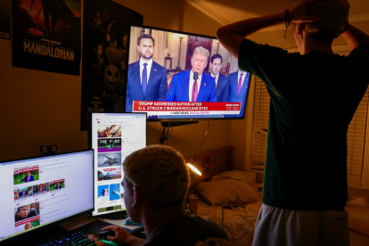 Varias personas observan la alocución del presidente de EE.UU., Donald Trump,el 22 de junio de 2025.