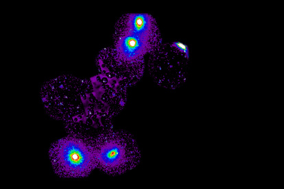 Espacio. Nuevo filamento que conecta cuatro cúmulos de galaxias: dos en un extremo y dos en el otro.