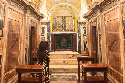 Estéfani Espín mientras ora en una de las capillas del Vaticano.