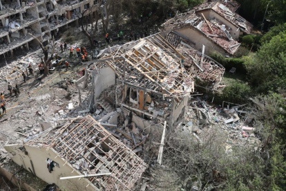 Misiles iraníes impactan Tel Aviv tras bombardeos de EE.UU.; miles de desplazados y destrucción en Israel.