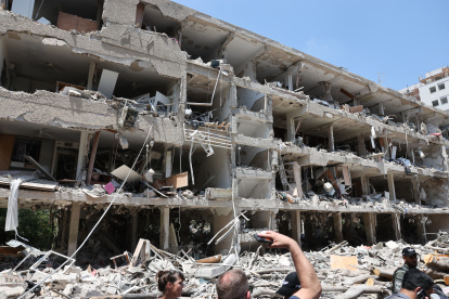 Equipos de emergencia israelíes en el lugar del ataque con misiles iraníes contra un complejo residencial en Tel Aviv, Israel.