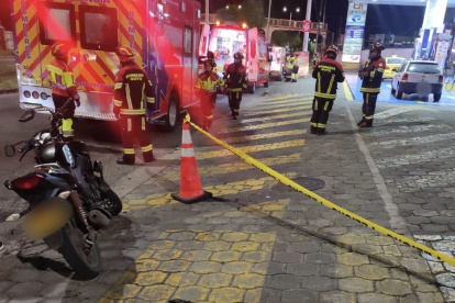 Los bomberos llegaron con tres ambulancias al sector del Parque de los Recuerdos, para atender a los heridos tras un accidente en la av. Galo Plaza Lasso.