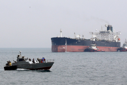 Un barco militar iraní patrulla junto al petrolero Artavil, en la isla de Kharg, en el Golfo Pérsico, sur de Irán, 12 de marzo de 2017 (reeditado 11 de julio de 2019). Los informes del 11 de julio de 2019, la fragata británica estatal HMS Montrose, advirtieron a los barcos iraníes que se cree que pertenecen al Cuerpo de la Guardia de la Revolución Islámica (IRGC) de Irán que supuestamente intentaron impedir al petrolero de la Herencia Británica cerca del Golfo. El HMS Montrose tomó posición entre los barcos y el petrolero mientras entrenaba sus armas en el estado de los barcos. Las embarcaciones abandonaron la escena sin disparar a los lados. El Cuerpo de la Guardia de la Revolución Islámica (IRGC) ha negado cualquier participación. (Incendio, Reino Unido) EFE / EPA / ABEDIN TAHERKENAREH (ARCHIVO) IRAN BRETAÑA GOLFO TANKER.




Kharg (Iran (islamic Republic Of)), 12/03/2017.- (FILE) - An Iranian military boat patrols next to the Artavil oil tanker, at the Kharg Island, in Persian Gulf, southern Iran, 12 March 2017 (reissued 11 July 2019). Reports on 11 July 2019 state British frigate HMS Montrose warned Iranian boats believed to belong to Islamic Revolution Guard Corps (IRGC) of Iran that allegedly tried to impede the British Heritage tanker near the Gulf. HMS Montrose took position between the boats and the tanker while training its guns on the boats reports state. The vessels then left the scene with no shots being fired on either side. Islamic Revolution Guard Corps (IRGC) has denied any involvement. (Incendio, Reino Unido) EFE/EPA/ABEDIN TAHERKENAREH (FILE) IRAN BRITAIN GULF TANKER