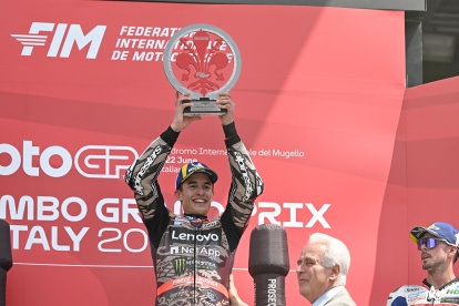 El piloto español levanta el trofeo que lo confirma como el de mejor rendimiento en la temporada.