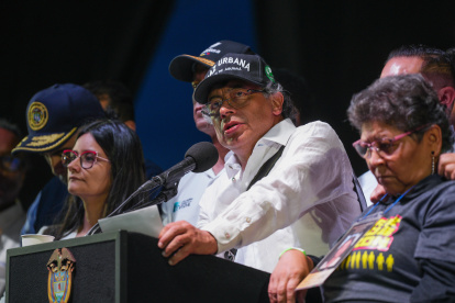 AME7727. MEDELLÍN (COLOMBIA), 21/06/2025.- Fotografía cedida por la Presidencia de Colombia de su mandatario Gustavo Petro, hablando durante un acto publico este sábado, en Medellín (Colombia). Petro afirmó que el ataque de Estados Unidos a tres instalaciones nucleares en Irán, anunciado por el mandatario de ese país, Donald Trump, "incendia" Oriente Medio. EFE/ Presidencia de Colombia /SOLO USO EDITORIAL NO VENTAS/SOLO DISPONIBLE PARA ILUSTRAR LA NOTICIA QUE ACOMPAÑA (CRÉDITO OBLIGATORIO)