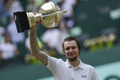 El kazajo Alexander Bublik celebra con el trofeo de Halle tras vencer a Mevedev.
