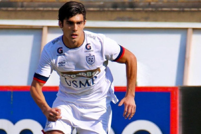 Alfonso Barco, con 23 años cumplidos en diciembre, llega a reforzar el mediocampo azul.