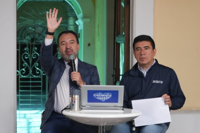 Jorge Jaramillo (d) envió su carta de renuncia al cargo de gerente de Emaseo al alcalde de Quito, Pabel Muñoz.