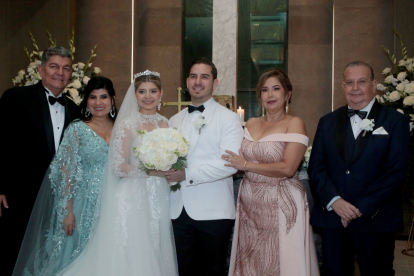 José Viteri, Guadalupe Murillo de Viteri, los novios, Mónica Villao y Jorge Villacreses.