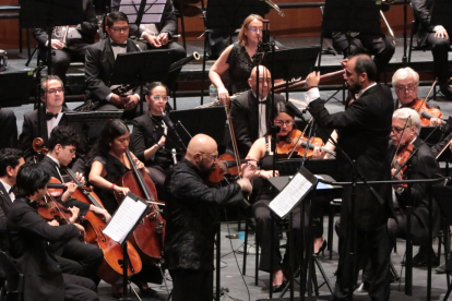 Presentación de la Orquesta Filarmónica de Guayaquil, dirigida por Manuel Campos y con la participación del violinista Jorge Saade, como invitado especial.