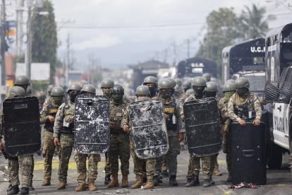 Integrantes de la Policía Nacional reaccionan durante la jornada de protestas este domingo 22.