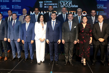 Miguel González, presidente de la Cámara, junto a los socios.