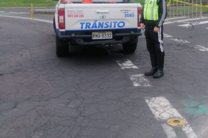 Los agentes de la AMT suspendieron el paso en uno de los carriles, tras el choque sobre el antiguo puente del río Chiche.