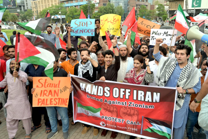 Activistas de la sociedad civil del Frente Juvenil Khalaq sostienen pancartas y carteles en solidaridad con el pueblo iraní, en Lahore, Pakistán.