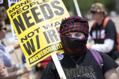Una persona lleva una pancarta este domingo en Washington, en protesta al ataque de Estados Unidos a las bases nucleares de Irán.