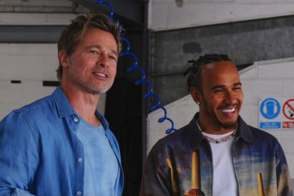 Brad Pitt (i), actor protagonista y Lewis Hamilton, piloto de la F1, durante el rodaje.