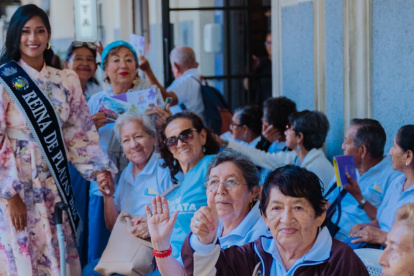 Una actividad entre las reinas de Guayaquil y Playas permitió que más de 55 adultos mayores vivieran una jornada de reconocimiento, cultura y afecto intergeneracional.