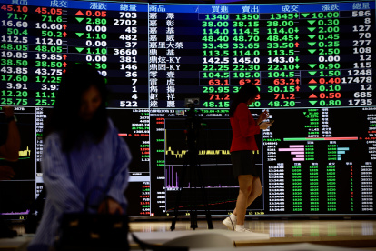 Periodistas observan la cotización bursátil en la oficina de la Bolsa de Valores de Taiwán en Taipéi.