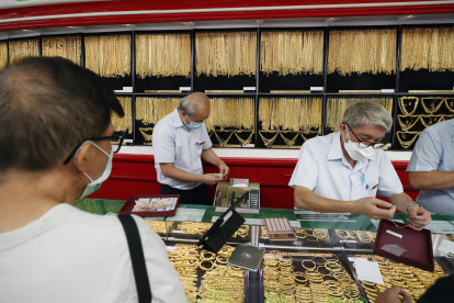 Clientes compran oro en la tienda Hua Seng Heng de Bangkok, Tailandia, el 23 de junio de 2025.