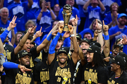 Shai Gilgeous-Alexander (C), estrella de los Oklahoma City Thunder sostiene el trofeo de campeón tras vencer a Pacers.