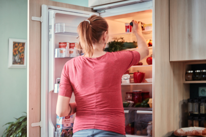 Una limpieza con vinagre y el uso de bicarbonato o limón con clavo ayudan a mantener la nevera libre de malos olores