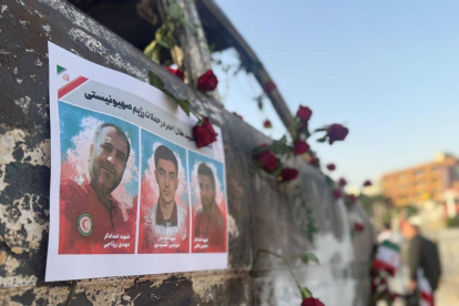 La Sociedad de la Media Luna Roja Iraní (IRSC) colocando flores en el vehículo que fue atacado durante el ataque aéreo israelí, en Teherán.