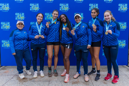 La delegación nacional que resultó ganadora en Perú con sus respectivas medallas de la Billie Jean King Cup.