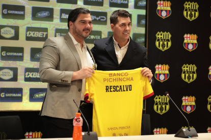 Antonio Álvarez, le entrega la camiseta de Barcelona SC al nuevo DT, Ismael Rescalvo.