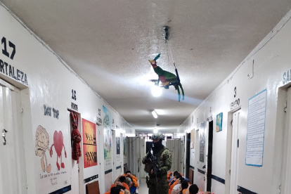 Militares ingresaron a la cárcel de El Inca, ubicada en el norte de Quito.