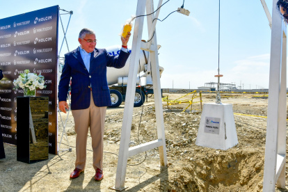 Puesta de la primera piedra para la planta de producción de hormigón en Samborondón.