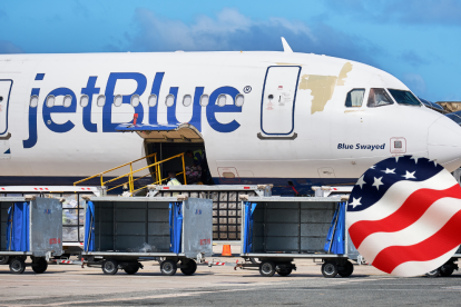 Aviones de JetBlue esperan en una pista del Aeropuerto Internacional de Miami, aeropuerto desde el cual la aerolínea dejará de operar el 3 de septiembre de 2025.