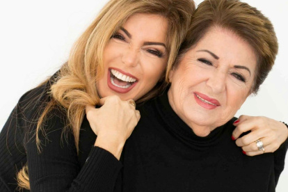 Mariela Viteri con su progenitora.