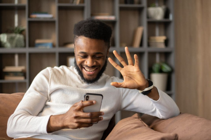 A través de una aplicación, TouchPeace ofrece apoyo emocional gratuito, inmediato y multilingüe a personas en crisis o en búsqueda de bienestar.