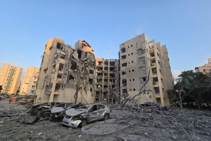 Fotografía cedida por el Servicio de Bomberos y Rescate de Israel donde se observa los daños en una zona por el ataque de un misil iraní.